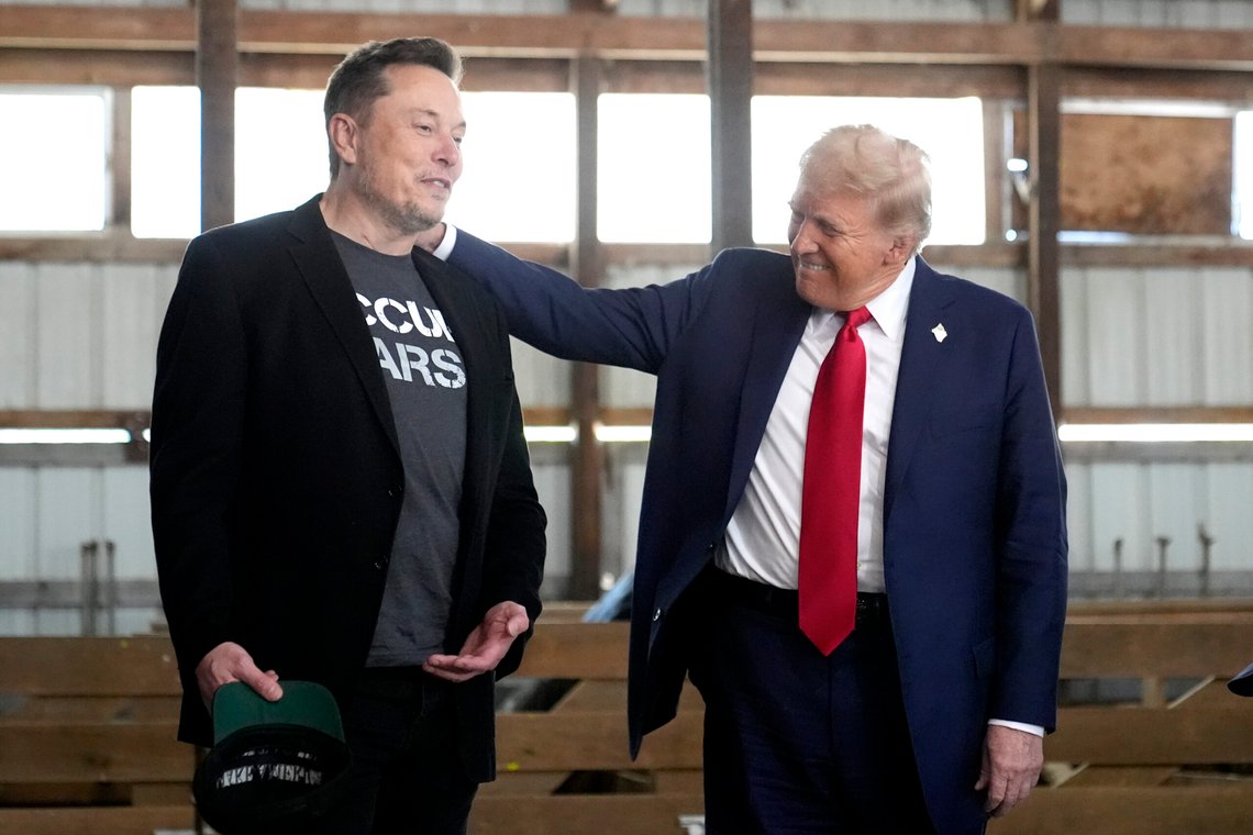Marie Simonsen om Musk: For en syk verden! Verdens rikeste mann Elon Musk er Donald Trumps nye yndling og har fått i oppdrag å rydde opp i byråkratiet i USA. Aller helst vil han jevne Washington med jorda og begynne på nytt, men vil trolig måtte nøye seg med å nedlegge noen departementer, blant annet Utdanning, og etater som regulerer klima, mattilsyn og andre unødvendige ting.
Men nå har han blitt så høy på seg selv at han blander seg inn i europeisk politikk via sin propagandakanal X. Det forteller også om bånd mellom ytre høyre i USA og Italia og resten av Europa. Det vil vi se mer av.
Det er autoritære takter over det. Musk fremstår snart som en skremmende parodi på en Bond-skurk. Marie Simonsen om Musk: For en syk verden! Verdens rikeste mann Elon Musk er Donald Trumps nye yndling og har fått i oppdrag å rydde opp i byråkratiet i USA. Aller helst vil han jevne Washington med jorda og begynne på nytt, men vil trolig måtte nøye seg med å nedlegge noen departementer, blant annet Utdanning, og etater som regulerer klima, mattilsyn og andre unødvendige ting.
Men nå har han blitt så høy på seg selv at han blander seg inn i europeisk politikk via sin propagandakanal X. Det forteller også om bånd mellom ytre høyre i USA og Italia og resten av Europa. Det vil vi se mer av.
Det er autoritære takter over det. Musk fremstår snart som en skremmende parodi på en Bond-skurk.