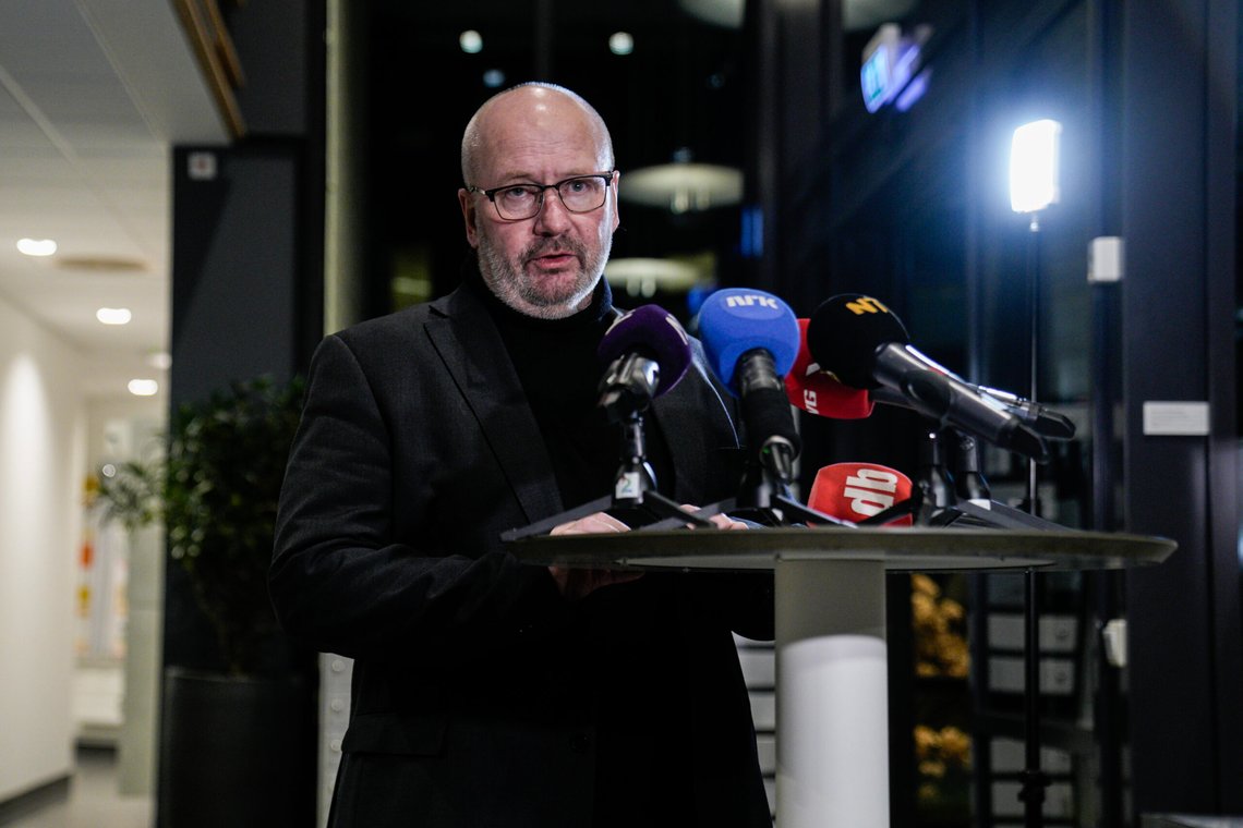 Oslo 20241121.
Politiadvokat Thomas Blom møter pressen i PSTs lokaler i Nydalen for å kommentere fengslingen av den spionsiktede.
Foto: Stian Lysberg Solum / NTB Oslo 20241121.
Politiadvokat Thomas Blom møter pressen i PSTs lokaler i Nydalen for å kommentere fengslingen av den spionsiktede.
Foto: Stian Lysberg Solum / NTB