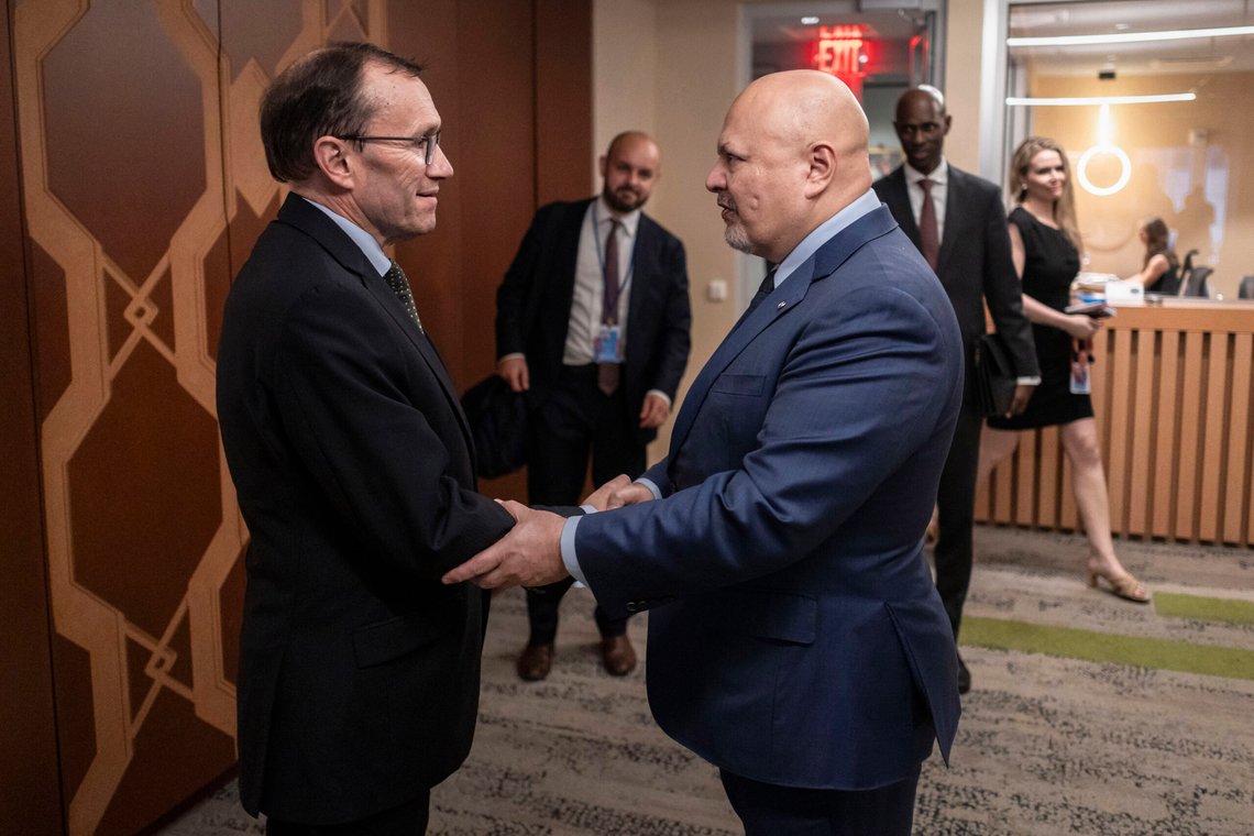 To personer som begge virker å tro at det finnes en palestinsk stat. Espen Barth Eide møter ICC-aktor Karim Khan under FNs hovedforsamling. Foto: Pontus Hook / UD / Handout / NTB To personer som begge virker å tro at det finnes en palestinsk stat. Espen Barth Eide møter ICC-aktor Karim Khan under FNs hovedforsamling. Foto: Pontus Hook / UD / Handout / NTB