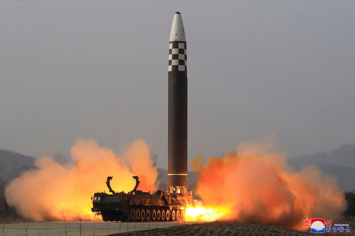 Russland har angrepet den ukrainske byen Dnipro med en interkontinental ballistisk rakett (ICBM). Bildet viser en Nord-Koreansk ICBM av typen Hwasong-17. Illustrasjonsfoto: Korea News Service/ AP/ NTB Russland har angrepet den ukrainske byen Dnipro med en interkontinental ballistisk rakett (ICBM). Bildet viser en Nord-Koreansk ICBM av typen Hwasong-17. Illustrasjonsfoto: Korea News Service/ AP/ NTB