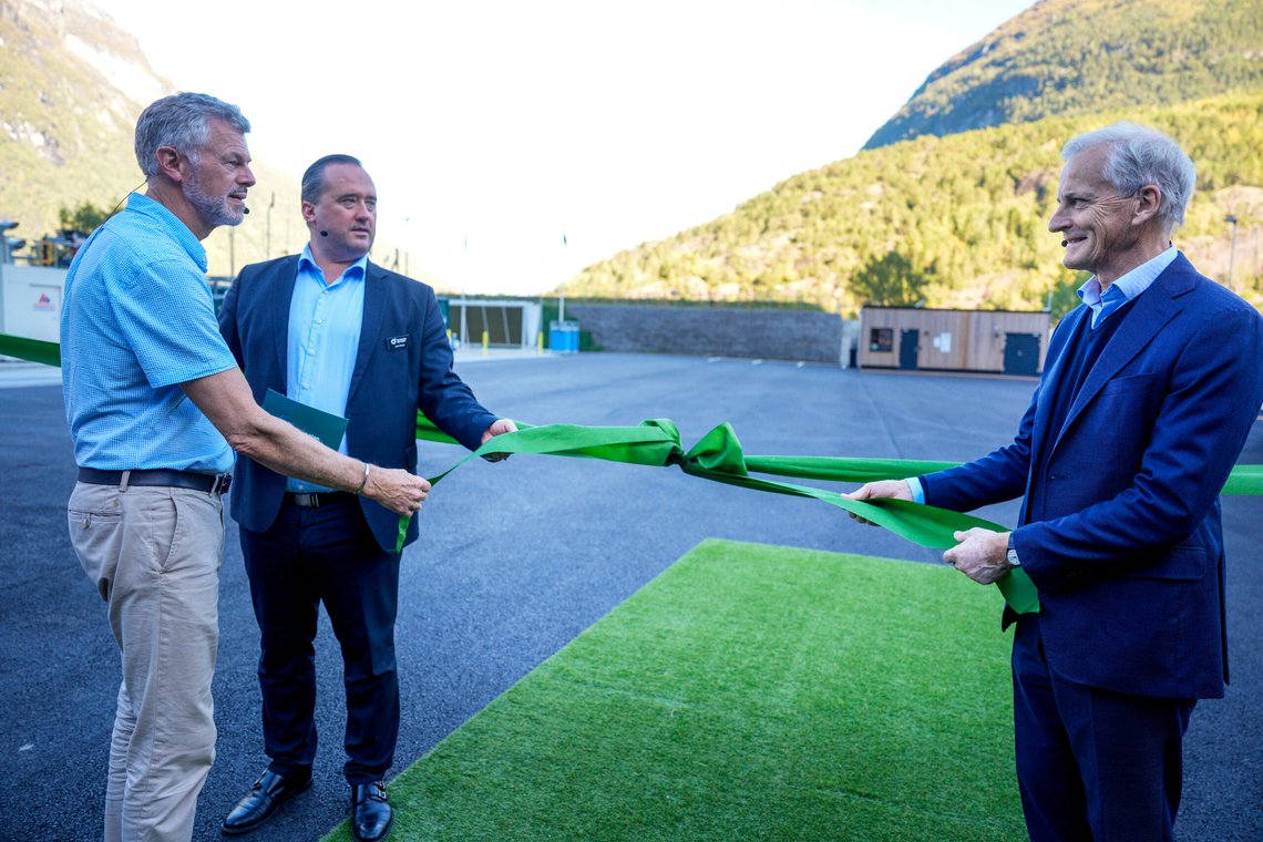 Hellesylt 20240918.
Statsminister Jonas Gahr Støre (Ap), Jens Berge, administrerende direktør i Norwegian Hydrogen og Knut Flakk, (t.v) Gründer, investor og eier i Flakk Gruppen under åpningen for for Hellesylt Hydrogen Hub.
Foto: Javad M. Parsa / NTB Hellesylt 20240918.
Statsminister Jonas Gahr Støre (Ap), Jens Berge, administrerende direktør i Norwegian Hydrogen og Knut Flakk, (t.v) Gründer, investor og eier i Flakk Gruppen under åpningen for for Hellesylt Hydrogen Hub.
Foto: Javad M. Parsa / NTB