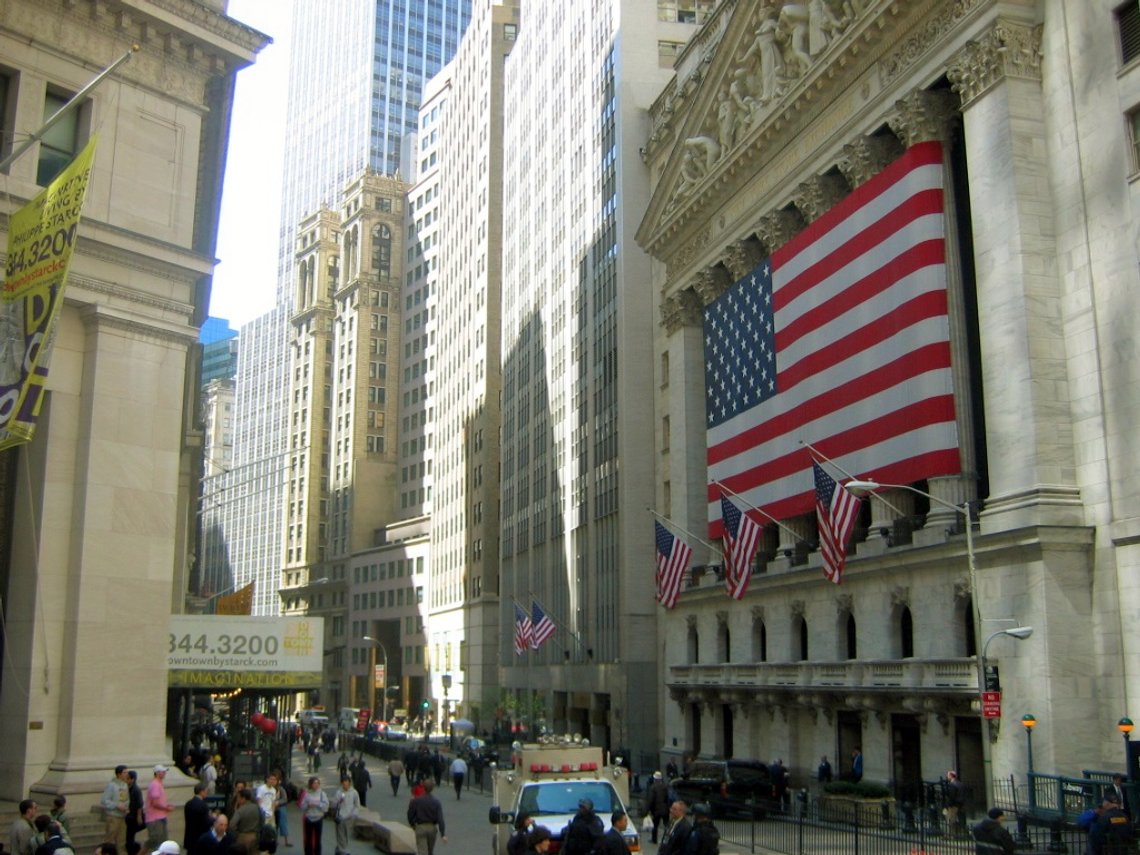 Wall Street-børsen styres av fiat-penger. Mediene følger opp. Foto: CC BY-SA 3.0/ Wikimedia Commons Wall Street-børsen styres av fiat-penger. Mediene følger opp. Foto: CC BY-SA 3.0/ Wikimedia Commons