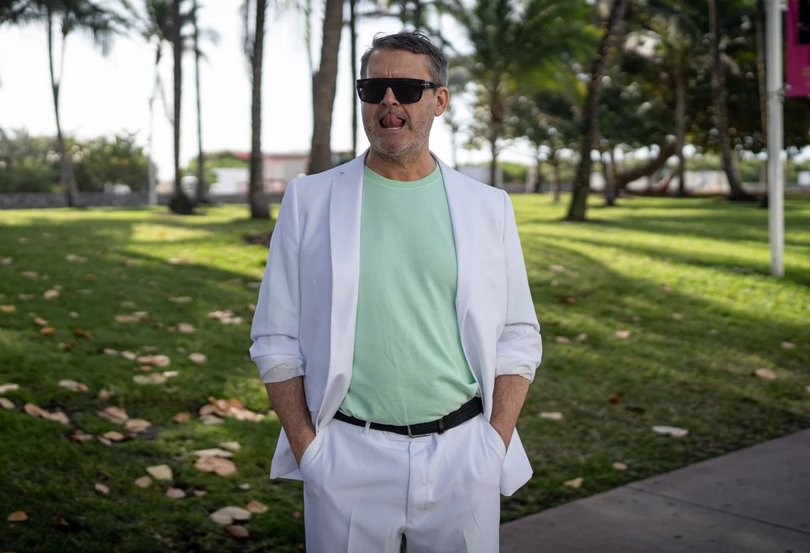 Hovedbildet til NRKs UXA - Thomas Seltzers Amerika MAGA-bevegelsen. Trumps støttespillere skaper seg et høyrevridd paradis i Florida. Thomas drar på besøk for å prøve å forstå hva de egentlig vil. Hovedbildet til NRKs UXA - Thomas Seltzers Amerika MAGA-bevegelsen. Trumps støttespillere skaper seg et høyrevridd paradis i Florida. Thomas drar på besøk for å prøve å forstå hva de egentlig vil.