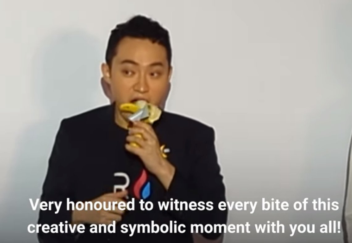 Justin Sun spiser sin rekorddyre banan. Skjermbilde fra video på YouTube fra South China Morning Post. Justin Sun spiser sin rekorddyre banan. Skjermbilde fra video på YouTube fra South China Morning Post.