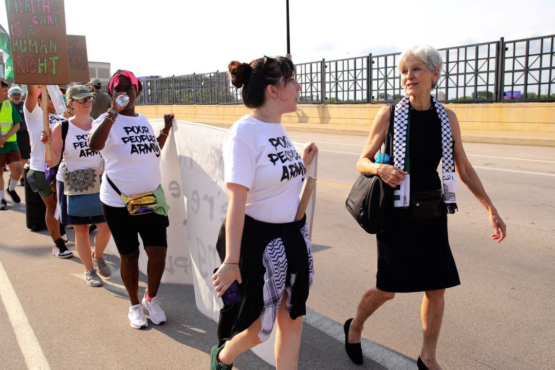 Milwaukee, Wisconsin, USA - 15. juli 2024: Jill Stein, presidentkandidat for Det grønne partiet, snakker med en ung kvinne under Poor People's March. Foto: Shutterstock av Vic Hinterlang, USA. Milwaukee, Wisconsin, USA - 15. juli 2024: Jill Stein, presidentkandidat for Det grønne partiet, snakker med en ung kvinne under Poor People's March. Foto: Shutterstock av Vic Hinterlang, USA.