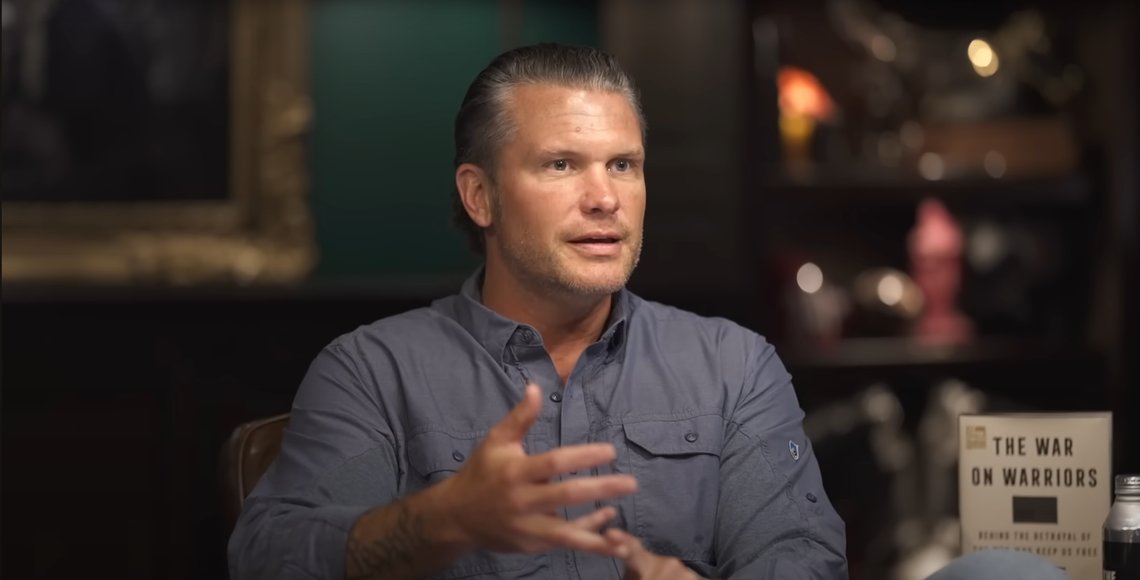 PETE HEGSETH: Forfatter, og TV-programleder. Men først og fremst tidligere offiser i U.S. Army National Guard som har tjenestegjort i både Irak og Afghanistan. Foto: Shawn Ryan Show PETE HEGSETH: Forfatter, og TV-programleder. Men først og fremst tidligere offiser i U.S. Army National Guard som har tjenestegjort i både Irak og Afghanistan. Foto: Shawn Ryan Show