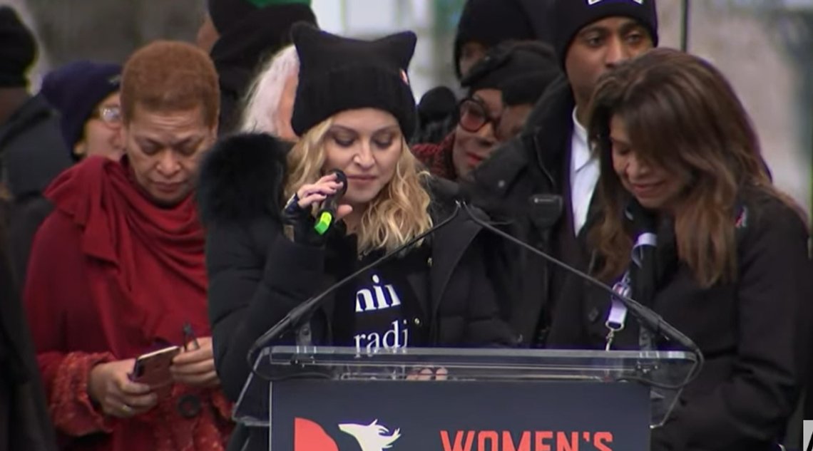 Madonna under Women's March i 2017. Vagina-luen hun er iført ble forbudt å bruke året etter. Stillbilde YouTube Madonna under Women's March i 2017. Vagina-luen hun er iført ble forbudt å bruke året etter. Stillbilde YouTube
