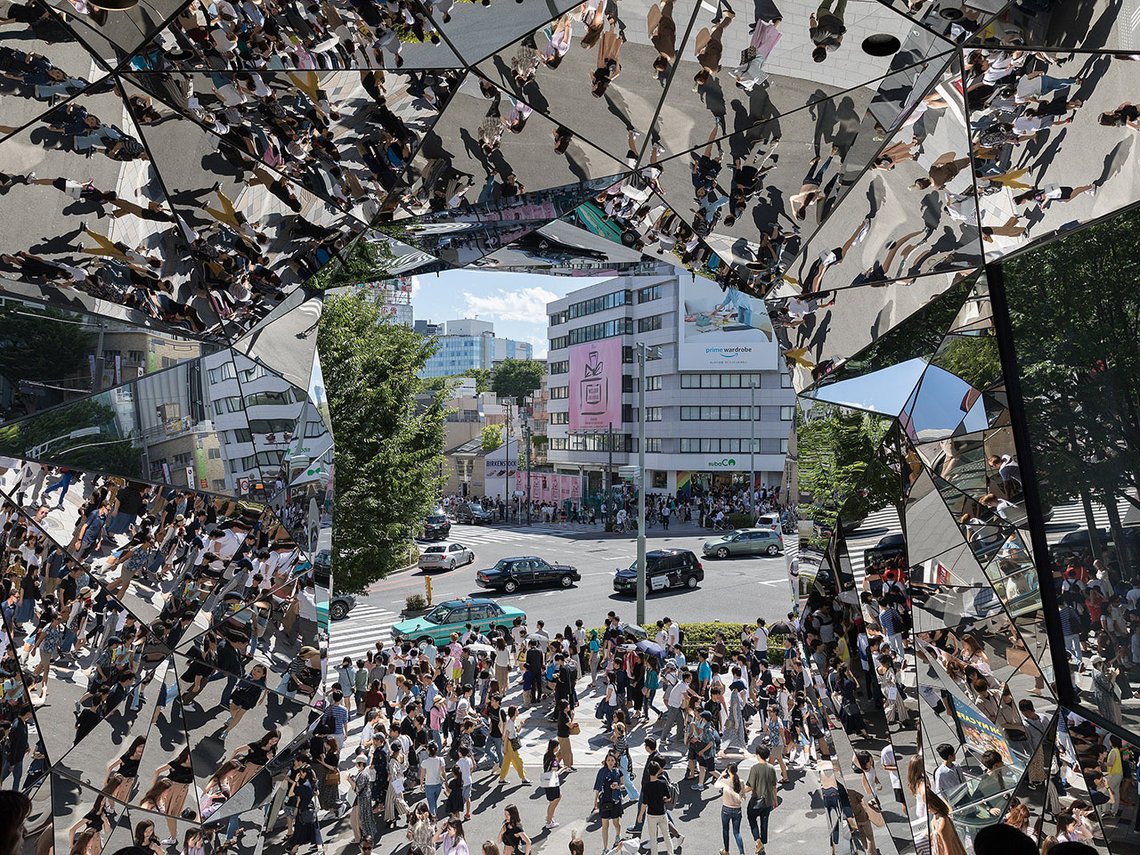 Folkemengden speiles på Tokyu Plaza Omotesando, Harajuku, et internasjonalt kjent senter for japansk ungdomskultur og mote. Foto: Basile Morin CC BY-SA 4.0 Folkemengden speiles på Tokyu Plaza Omotesando, Harajuku, et internasjonalt kjent senter for japansk ungdomskultur og mote. Foto: Basile Morin CC BY-SA 4.0