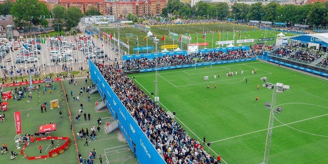 Gothia Cup er en fest for unge spillere og mengder av tilskuere. Men turneringen tiltrekker seg også organisert kriminalitet. Foto: Gothia Cup Gothia Cup er en fest for unge spillere og mengder av tilskuere. Men turneringen tiltrekker seg også organisert kriminalitet. Foto: Gothia Cup