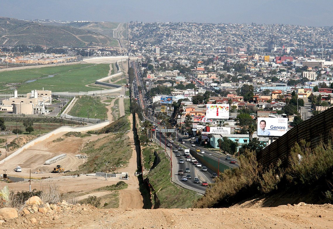 Snart skal de hjem. USA til venstre, Tijuana i Mexico til høyre. Foto: Sgt. 1st Class Gordon Hyde, Wikimedia Commons Snart skal de hjem. USA til venstre, Tijuana i Mexico til høyre. Foto: Sgt. 1st Class Gordon Hyde, Wikimedia Commons