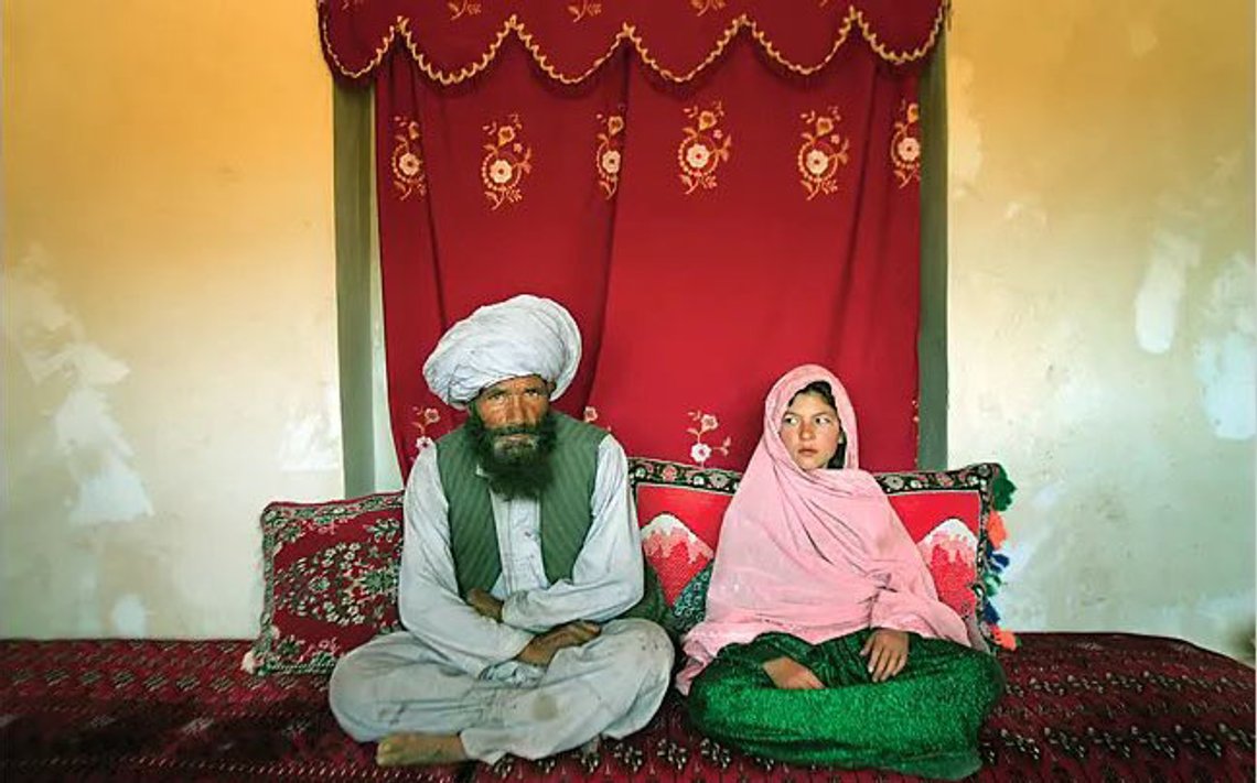 Skjeggprydede Faiz Mohammed og Ghulam Haider giftet seg i september 2005. Han var førti og hun elleve. Ghulam som hadde ønsket å bli lærer, måtte slutte på skolen. Omtrent 57 prosent av afghanske jenter er gift før de fyller 16 år. Foto fra Twitter/X Skjeggprydede Faiz Mohammed og Ghulam Haider giftet seg i september 2005. Han var førti og hun elleve. Ghulam som hadde ønsket å bli lærer, måtte slutte på skolen. Omtrent 57 prosent av afghanske jenter er gift før de fyller 16 år. Foto fra Twitter/X