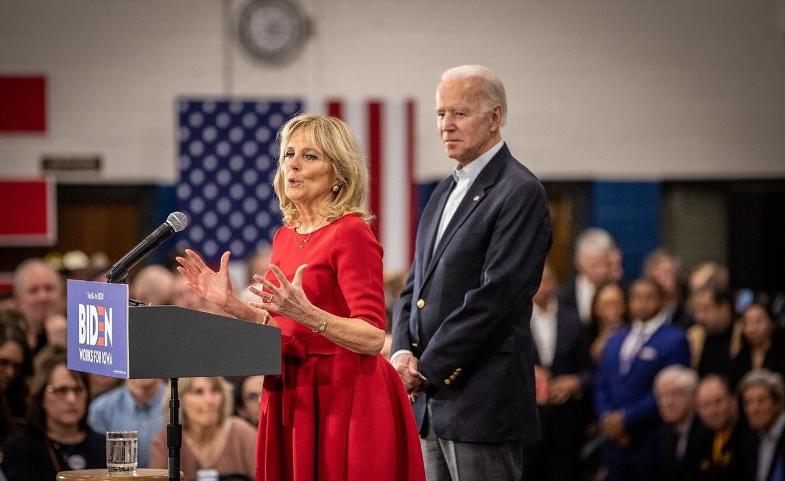 På tampen av valgkampen i Iowa holder Joe Biden og Jill Biden et valgkampmøte på Hiatt Middle School. Dato 2. februar 2020. Kilde: Wikimedia Commons. På tampen av valgkampen i Iowa holder Joe Biden og Jill Biden et valgkampmøte på Hiatt Middle School. Dato 2. februar 2020. Kilde: Wikimedia Commons.