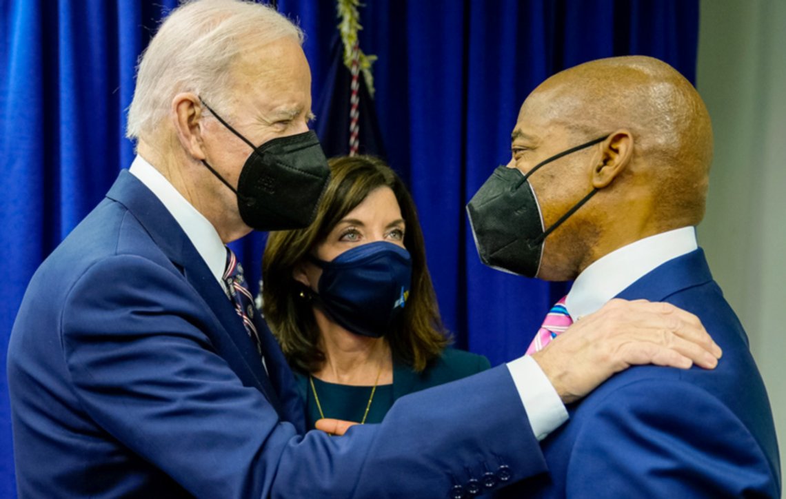 Ordfører i New York City Eric Adams sammen med president Joe Biden og guvernør Kathy Hochul i februar 2022. Foto: Wikimedia Commons. Ordfører i New York City Eric Adams sammen med president Joe Biden og guvernør Kathy Hochul i februar 2022. Foto: Wikimedia Commons.