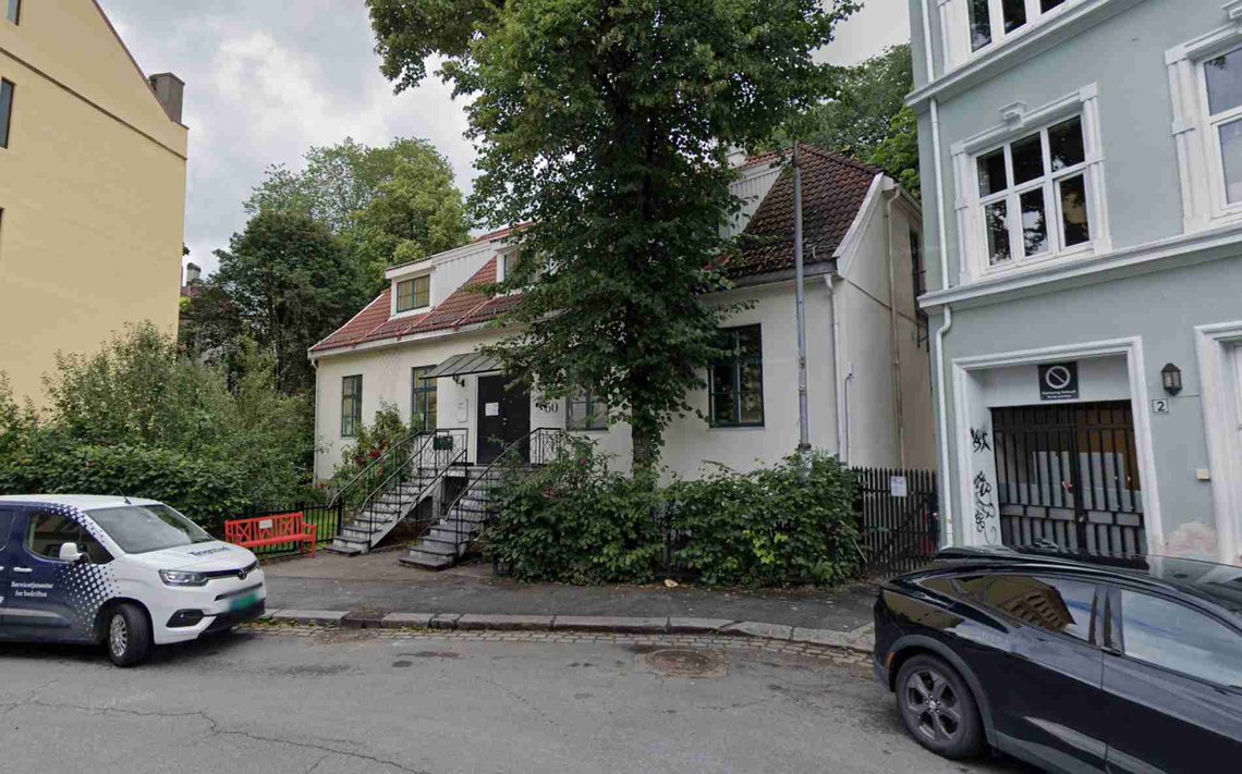 Den voldelige gjengen av fremmedkulturelle gikk til angrep her, ved Røde Kors' lokaler i Urtegata 50 på Tøyen i Oslo. (Foto: Google) Den voldelige gjengen av fremmedkulturelle gikk til angrep her, ved Røde Kors' lokaler i Urtegata 50 på Tøyen i Oslo. (Foto: Google)
