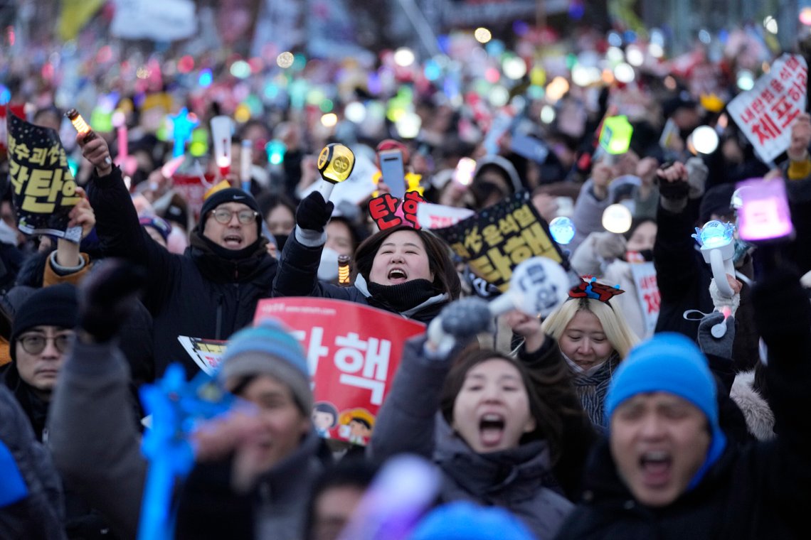 Folk jublet utenfor nasjonalforsamlingen i Sør-Korea da det ble klart at landets president stilles for riksrett. Foto: Ahn Young-joon / AP / NTB Folk jublet utenfor nasjonalforsamlingen i Sør-Korea da det ble klart at landets president stilles for riksrett. Foto: Ahn Young-joon / AP / NTB