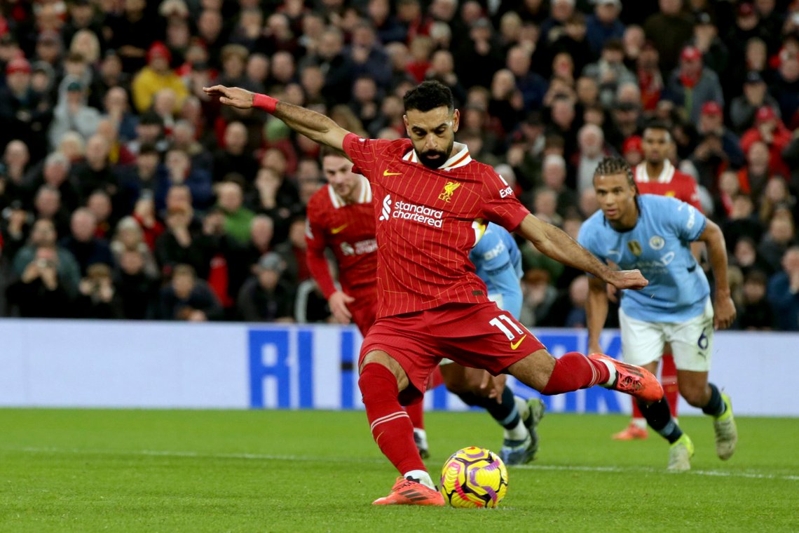 Mohamed Salah scoret på straffe og nærmer seg Erling Haaland på toppscorerlisten. Foto: Ian Hodgson / AP / NTB Mohamed Salah scoret på straffe og nærmer seg Erling Haaland på toppscorerlisten. Foto: Ian Hodgson / AP / NTB