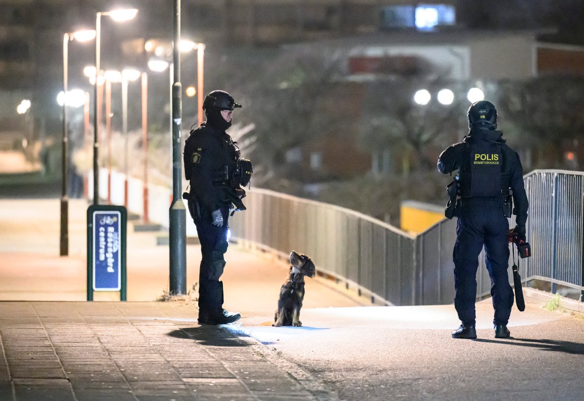 Politiets bombeteknikere på plass på Von Troils Väg i den belastede bydelen Rosengård i Malmö fredag etter en eksplosjon. Politiet mistenker at en håndgranat ble detonert. Foto: Johan Nilsson, TT-NTB. Politiets bombeteknikere på plass på Von Troils Väg i den belastede bydelen Rosengård i Malmö fredag etter en eksplosjon. Politiet mistenker at en håndgranat ble detonert. Foto: Johan Nilsson, TT-NTB.