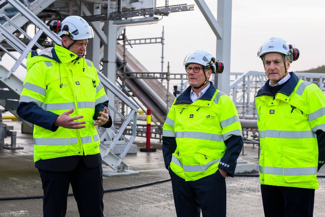 Norge og Storbritannia skal jobbe sammen for å skape flere «grønne jobber» i møtet med det grønne skiftet. Den britiske statsministeren Keir Starmer (i midten) besøkte mandag Northern Lights i Øygarden sammen med statsminister Jonas Gahr Støre (t.h.) for å diskutere klima, energi og forsvarssamarbeid. Til venstre Tim Heijn, administrerende direktør i Northern Lights. Foto: Silje Katrine Robinson / NTB Norge og Storbritannia skal jobbe sammen for å skape flere «grønne jobber» i møtet med det grønne skiftet. Den britiske statsministeren Keir Starmer (i midten) besøkte mandag Northern Lights i Øygarden sammen med statsminister Jonas Gahr Støre (t.h.) for å diskutere klima, energi og forsvarssamarbeid. Til venstre Tim Heijn, administrerende direktør i Northern Lights. Foto: Silje Katrine Robinson / NTB