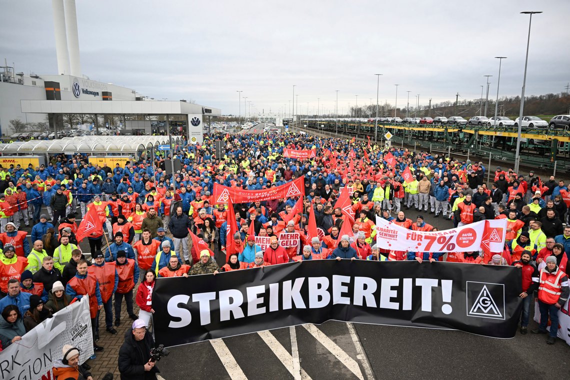 Volkswagen-arbeidere marsjerer med et skilt med påskriften "Klar til streik!" på den første dagen av en landsomfattende varslingsstreik for Volkswagen-arbeidere, i Zwickau, Tyskland, mandag 2. desember 2024. Foto: Hendrik Schmidt/dpa via AP Volkswagen-arbeidere marsjerer med et skilt med påskriften "Klar til streik!" på den første dagen av en landsomfattende varslingsstreik for Volkswagen-arbeidere, i Zwickau, Tyskland, mandag 2. desember 2024. Foto: Hendrik Schmidt/dpa via AP