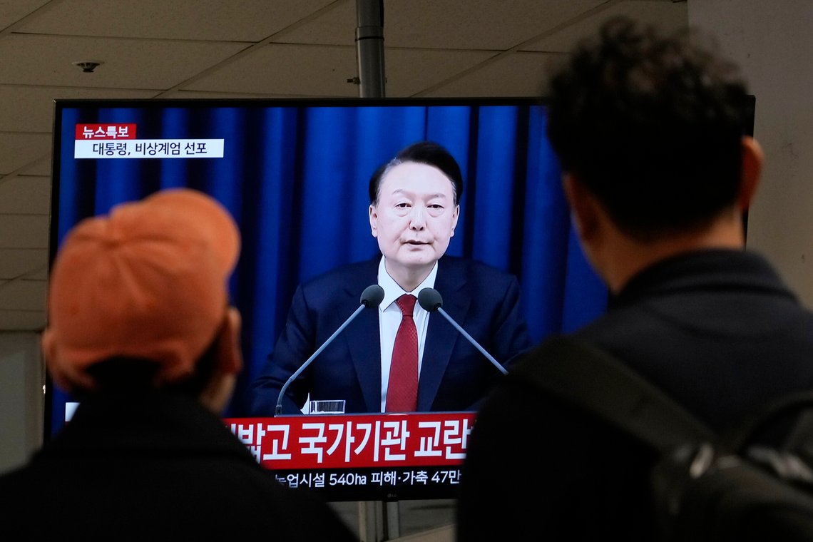 Folk ser på TV-sendingen der Sør-Koreas president Yoon Suk-yeol erklærte militær unntakstilstand. Foto: Ahn Young-joon / AP / NTB Folk ser på TV-sendingen der Sør-Koreas president Yoon Suk-yeol erklærte militær unntakstilstand. Foto: Ahn Young-joon / AP / NTB
