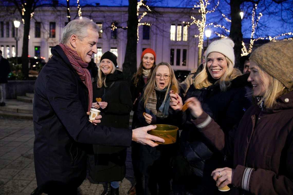 Statsminister Jonas Gahr Støre deler ut pepperkaker på Røde Kors' markering mot ensomhet og utenforskap utenfor T-banestasjonen ved Nationaltheateret i Oslo.
Foto: Stian Lysberg Solum / NTB Statsminister Jonas Gahr Støre deler ut pepperkaker på Røde Kors' markering mot ensomhet og utenforskap utenfor T-banestasjonen ved Nationaltheateret i Oslo.
Foto: Stian Lysberg Solum / NTB