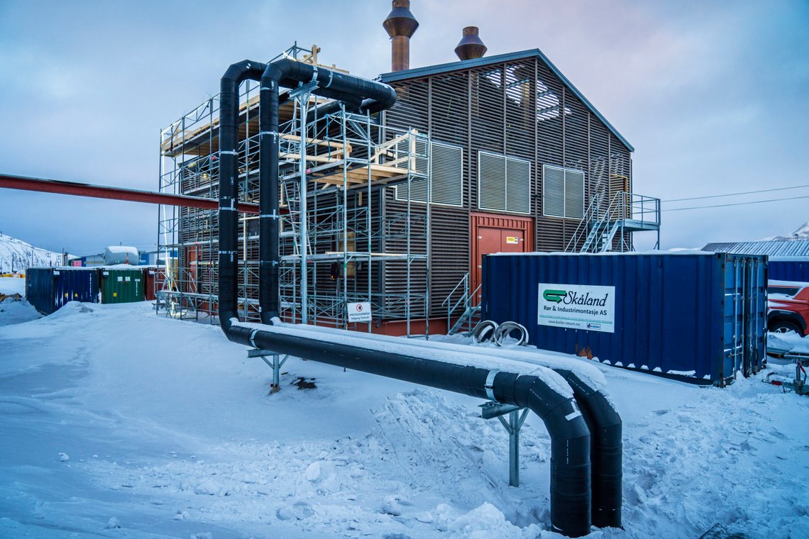 Longyearbyen 20230301.
Kraftverket bygger nå om på anlegget for å forberede energiproduksjon med diesel. Kullkraftverket på Svalbard forsyner bare 2.500 personer med strøm, men slipper ut like mye CO2 som rundt 20.000 biler. Snart byttes kullet ut med diesel. I dag kjøres store lass med kull ned fra gruve 7 til Longyearbyen som så brennes og omgjøres til energi. Kraftverket bruker 30 prosent av alt kullet som produseres i gruva.
Foto: Ole Berg-Rusten / NTB Longyearbyen 20230301.
Kraftverket bygger nå om på anlegget for å forberede energiproduksjon med diesel. Kullkraftverket på Svalbard forsyner bare 2.500 personer med strøm, men slipper ut like mye CO2 som rundt 20.000 biler. Snart byttes kullet ut med diesel. I dag kjøres store lass med kull ned fra gruve 7 til Longyearbyen som så brennes og omgjøres til energi. Kraftverket bruker 30 prosent av alt kullet som produseres i gruva.
Foto: Ole Berg-Rusten / NTB
