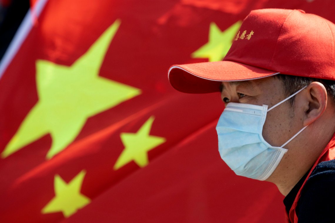 En frivillig kineser deltar på en avskjedsseremoni for helsearbeidere som kom til Wuhan for å hjelpe byen etter utbruddet av pandemien. Arkivfoto: Ng Han Guan / AP / NTB En frivillig kineser deltar på en avskjedsseremoni for helsearbeidere som kom til Wuhan for å hjelpe byen etter utbruddet av pandemien. Arkivfoto: Ng Han Guan / AP / NTB