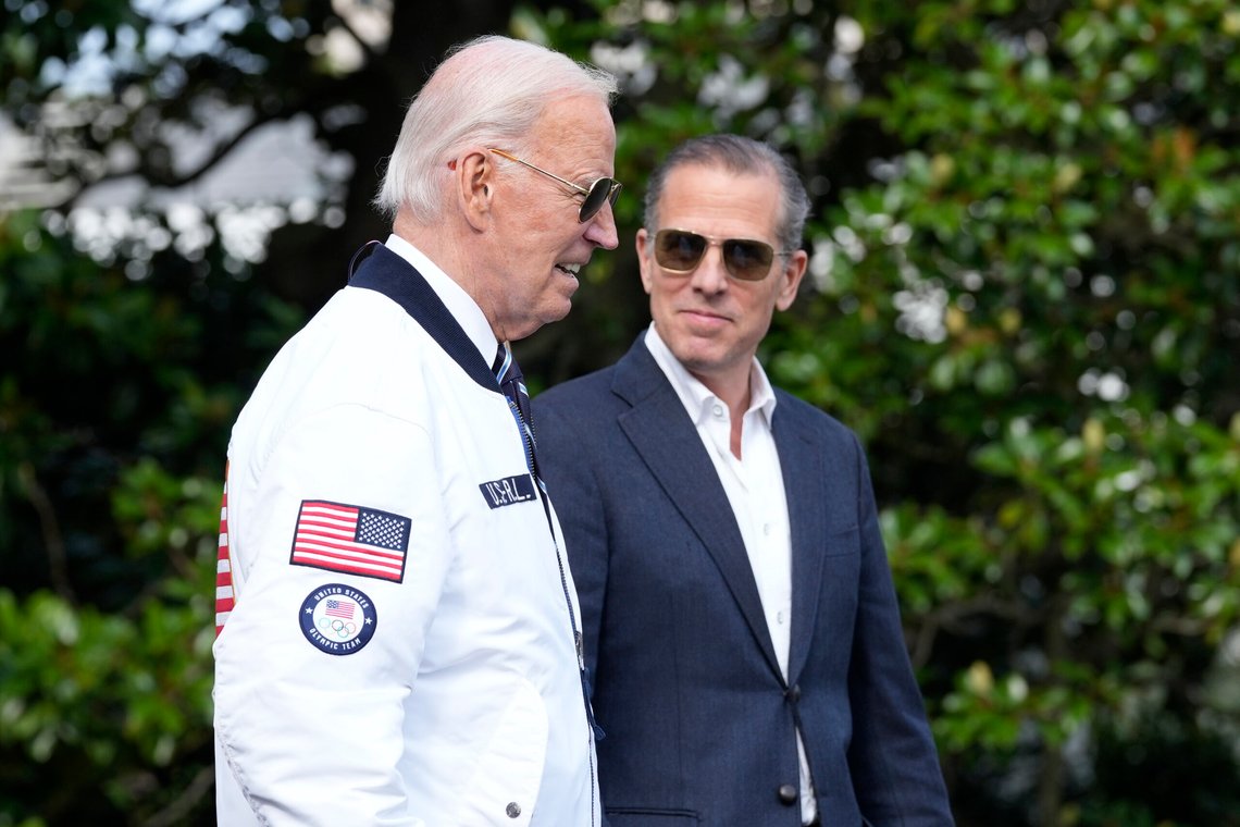President Joe Biden (til venstre) og sønnen Hunter Biden (til høyre). En FBI-informant har nå innrømmet å ha fabrikkert påstander om bestikkelser. Om han nå snakker sant etter å ha løyet må man personlig vurdere. Foto: Susan Walsh / AP / NTB President Joe Biden (til venstre) og sønnen Hunter Biden (til høyre). En FBI-informant har nå innrømmet å ha fabrikkert påstander om bestikkelser. Om han nå snakker sant etter å ha løyet må man personlig vurdere. Foto: Susan Walsh / AP / NTB