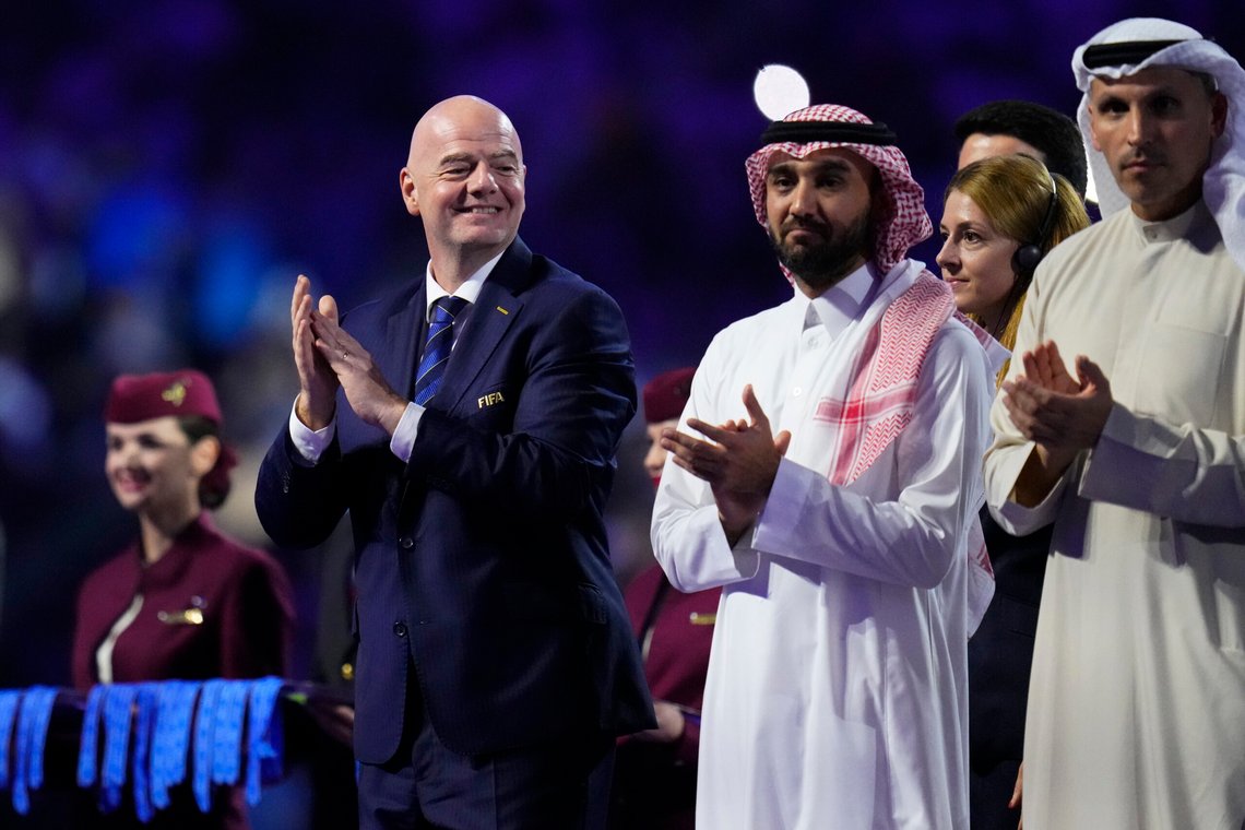 Fifa og president Gianni Infantino på besøk i Saudi-Arabia under finalen i klubb-VM i fjor. Foto: Manu Fernandez / AP / NTB Fifa og president Gianni Infantino på besøk i Saudi-Arabia under finalen i klubb-VM i fjor. Foto: Manu Fernandez / AP / NTB