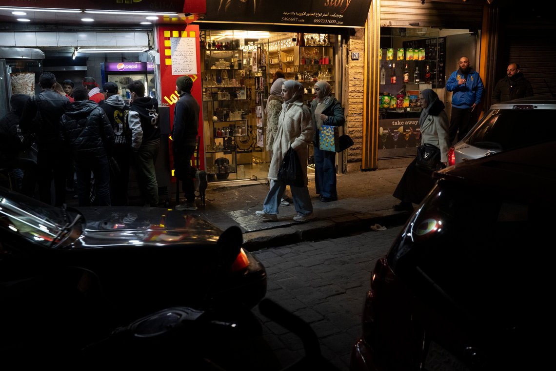Folk går forbi butikker i Bab Touma-nabolaget i gamlebyen i Damaskus lørdag kveld. Hverdagen er dermed tilbake, ifølge NTB. Foto: Leo Correa / AP / NTB Folk går forbi butikker i Bab Touma-nabolaget i gamlebyen i Damaskus lørdag kveld. Hverdagen er dermed tilbake, ifølge NTB. Foto: Leo Correa / AP / NTB