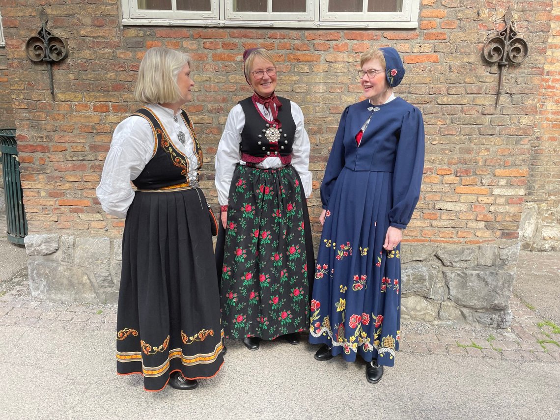 Tre kvinner er i byen på 17 mai, kledd i bunader:
Gammel brodert bunad fra Vestfold (
Segerbrandt bunaden), Flesberg bunaden og Grafferdrakt fra Gudbrandsdalen (opprinnelig fra gården Graffer i Lom )
Foto: Berit Keilen / NTB Tre kvinner er i byen på 17 mai, kledd i bunader:
Gammel brodert bunad fra Vestfold (
Segerbrandt bunaden), Flesberg bunaden og Grafferdrakt fra Gudbrandsdalen (opprinnelig fra gården Graffer i Lom )
Foto: Berit Keilen / NTB