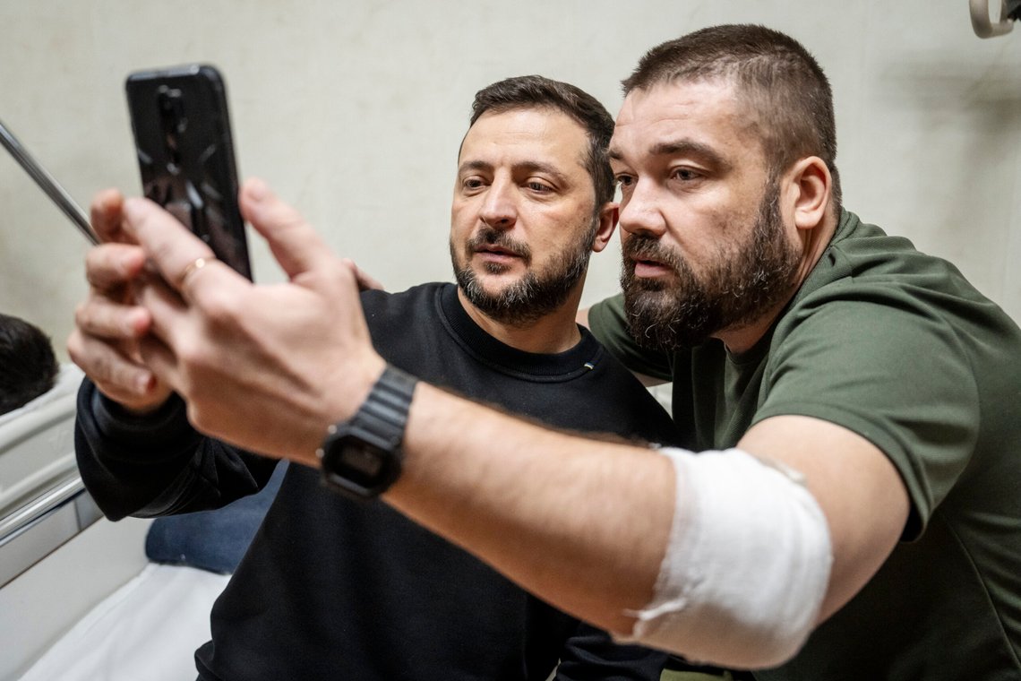 Zelenskyj besøker sårede soldater på et sykehus i Kiev 19. november. Foto: Mads Claus Rasmussen/ Ritzau/ NTB Zelenskyj besøker sårede soldater på et sykehus i Kiev 19. november. Foto: Mads Claus Rasmussen/ Ritzau/ NTB