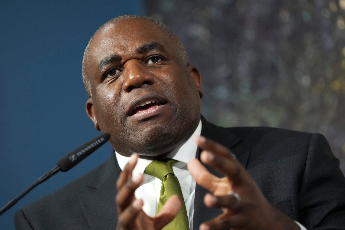 Storbritannia setter foten ned overfor den georgiske regjeringen. Utenriksminister David Lammy sier britene kutter støtten til Georgia. Foto: Sergei Grits / AP / NTB Storbritannia setter foten ned overfor den georgiske regjeringen. Utenriksminister David Lammy sier britene kutter støtten til Georgia. Foto: Sergei Grits / AP / NTB