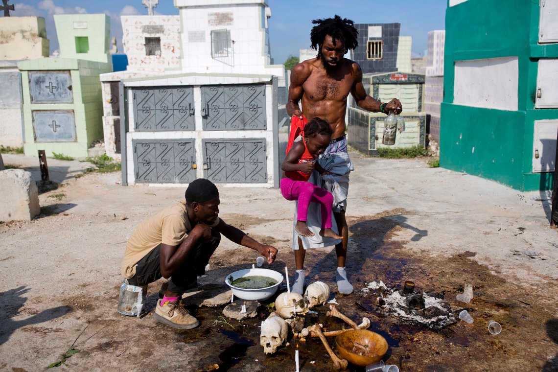 En voodooprest som skal være besatt av en Gede-ånd, behandler ei jente som er syk under den årlige voodoofestivalen Fete Gede i Port-au-Prince, Haiti, 1. november 2019. Foto: Dieu Nalio Chery, AP-NTB. En voodooprest som skal være besatt av en Gede-ånd, behandler ei jente som er syk under den årlige voodoofestivalen Fete Gede i Port-au-Prince, Haiti, 1. november 2019. Foto: Dieu Nalio Chery, AP-NTB.