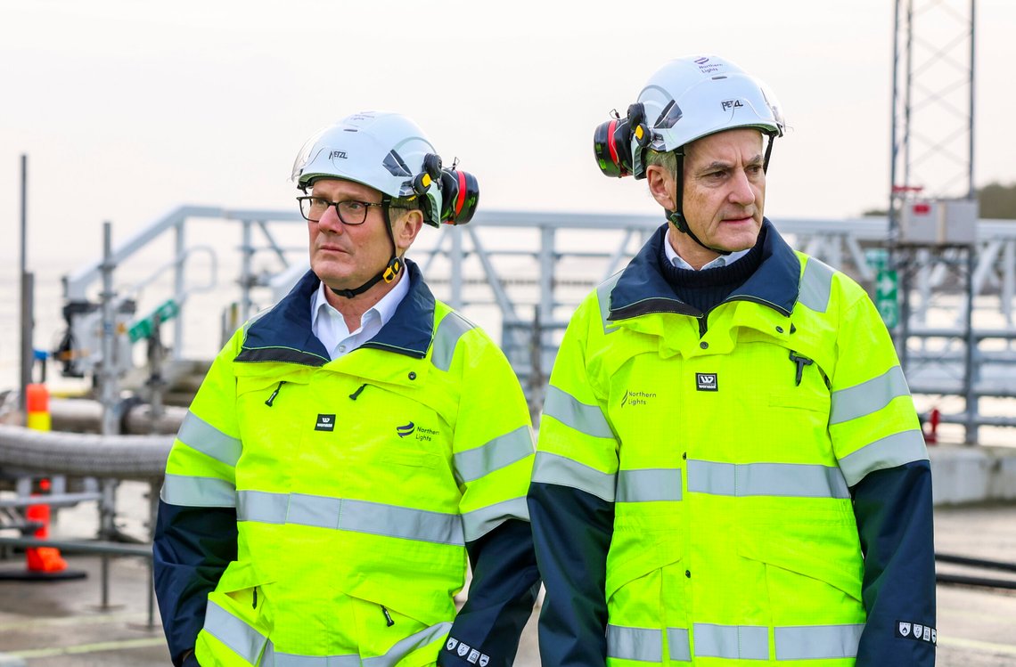 Øygaarden 20241216.
Den britiske statsministeren Keir Starmer (t.v.) besøker Northern Light på Øygarden sammen med statsminister Jonas Gahr Støre for å diskutere klima, energi og forsvarssamarbeid.
Foto: Silje Katrine Robinson / NTB Øygaarden 20241216.
Den britiske statsministeren Keir Starmer (t.v.) besøker Northern Light på Øygarden sammen med statsminister Jonas Gahr Støre for å diskutere klima, energi og forsvarssamarbeid.
Foto: Silje Katrine Robinson / NTB
