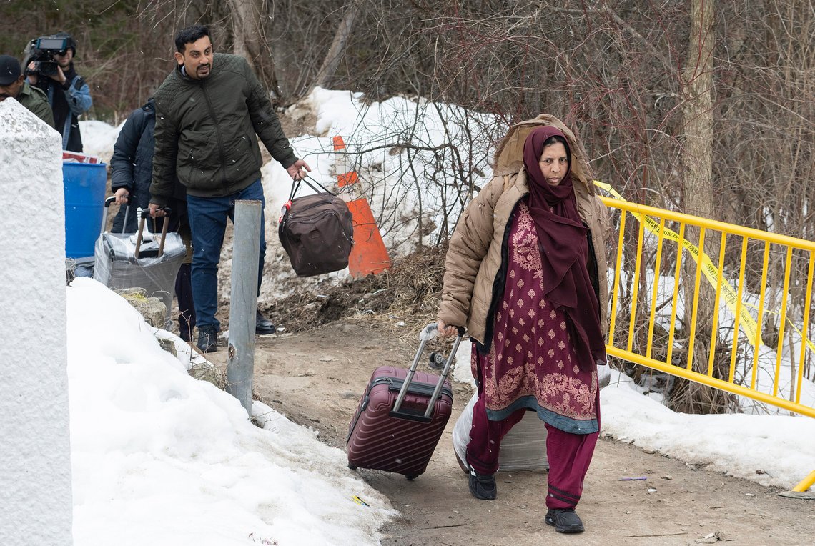 Asylsøkere kommer inn i Canada via Roxham Road på grensen mellom Canada og USA i Hemmingford i Queensland, i mars 2023. Foto: Graham Hughes / The Canadian Press via/ NTBAP Asylsøkere kommer inn i Canada via Roxham Road på grensen mellom Canada og USA i Hemmingford i Queensland, i mars 2023. Foto: Graham Hughes / The Canadian Press via/ NTBAP