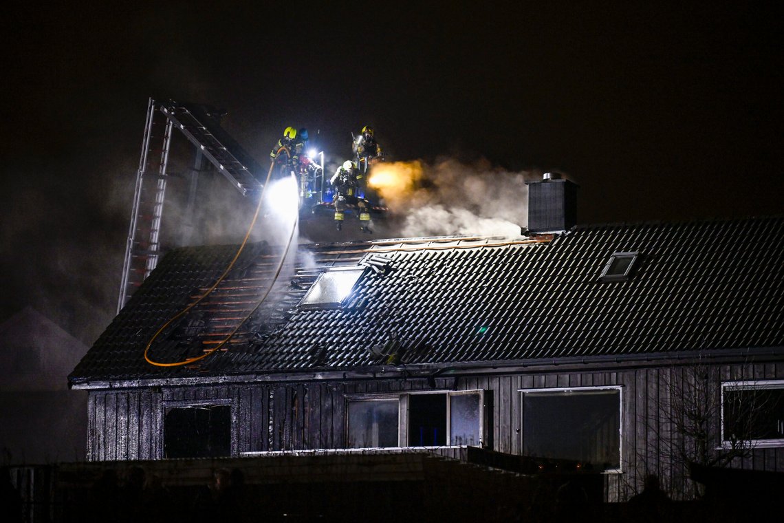 Sola 20241129.
Brann i et rekkehus i Sola i Rogaland, nødeteaten jobber på stedet. Det skal ha vært åpne flammer på stedet.
Foto: Carina Johansen / NTB Sola 20241129.
Brann i et rekkehus i Sola i Rogaland, nødeteaten jobber på stedet. Det skal ha vært åpne flammer på stedet.
Foto: Carina Johansen / NTB