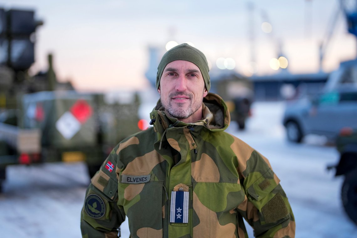 Orkanger 20241204.
Oberstløytnant Erlend Hammervik-Elvenes, sjef for luftvernbataljonen i Trondheim. Norske soldater laster militært materiell om bord på en båt ved Orkanger havn. Utstyret skal sendes til Polen som en del av et NATO-oppdrag for å opprettholde sikkerhetssituasjonen rundt flyplassen Rzeszow. Norge sender om lag 100 soldater, NASAMS luftvern og F-35 kampfly. Oppdraget vil foregå i tidsrommet desember til påske og styrken vil operere innenfor polsk luftrom.
Foto: Ole Martin Wold / NTB Orkanger 20241204.
Oberstløytnant Erlend Hammervik-Elvenes, sjef for luftvernbataljonen i Trondheim. Norske soldater laster militært materiell om bord på en båt ved Orkanger havn. Utstyret skal sendes til Polen som en del av et NATO-oppdrag for å opprettholde sikkerhetssituasjonen rundt flyplassen Rzeszow. Norge sender om lag 100 soldater, NASAMS luftvern og F-35 kampfly. Oppdraget vil foregå i tidsrommet desember til påske og styrken vil operere innenfor polsk luftrom.
Foto: Ole Martin Wold / NTB