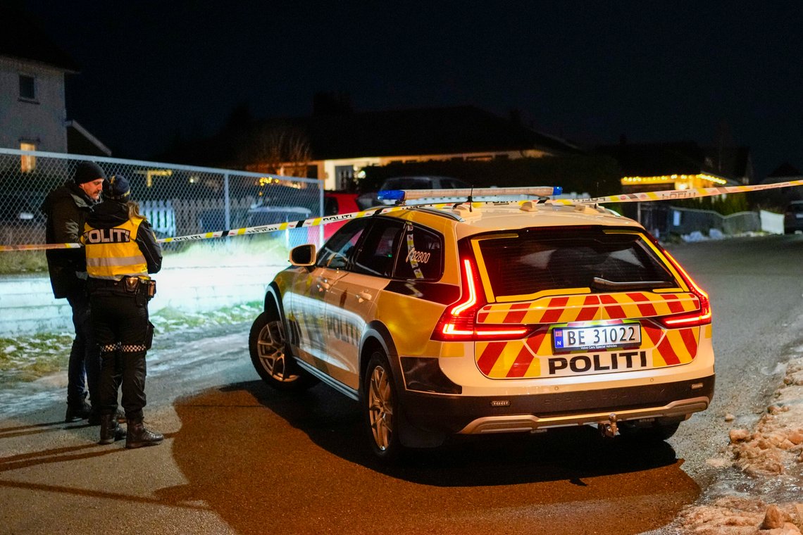 Politiet ved stedet i Ski der to personer ble funnet døde lørdag ettermiddag. Foto: Terje Bendiksby / NTB Politiet ved stedet i Ski der to personer ble funnet døde lørdag ettermiddag. Foto: Terje Bendiksby / NTB