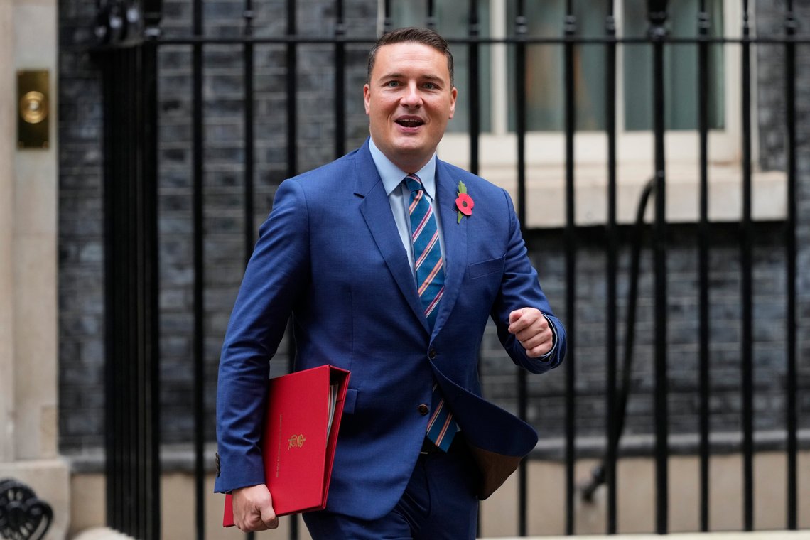 Storbritannias helseminister Wes Streeting mener den aktuelle behandlingen innebærer uakseptabel risiko for barn og unge. Her er Streeting utenfor den britiske statsministerens kontor i Downing Street i høst. Foto: Kirsty Wigglesworth / AP / NTB Storbritannias helseminister Wes Streeting mener den aktuelle behandlingen innebærer uakseptabel risiko for barn og unge. Her er Streeting utenfor den britiske statsministerens kontor i Downing Street i høst. Foto: Kirsty Wigglesworth / AP / NTB