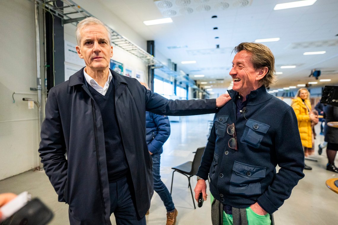 Statsminister Jonas Gahr Støre (Ap) får omvisning av konsernsjef Tore Enger når han besøker TECO 2030 i Narvik. Bedriften, som ble startet høsten 2019, hadde som mål å bli en av de ledende leverandørene av nullutslippsteknologi til skip.
Nå begjærer de seg konkurs.
Foto: Håkon Mosvold Larsen / NTB Statsminister Jonas Gahr Støre (Ap) får omvisning av konsernsjef Tore Enger når han besøker TECO 2030 i Narvik. Bedriften, som ble startet høsten 2019, hadde som mål å bli en av de ledende leverandørene av nullutslippsteknologi til skip.
Nå begjærer de seg konkurs.
Foto: Håkon Mosvold Larsen / NTB