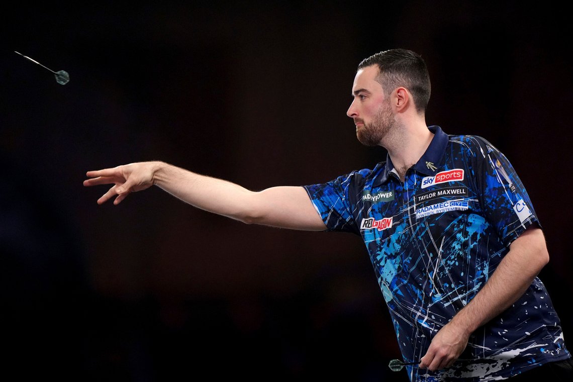 Storbritannias Luke Humphries i aksjon under sin kamp i andre runde mot Frankrikes Thibault Tricole på dag én av World Darts Championship på Alexandra Palace i London, søndag 15. desember 2024. Foto: Bradley Collyer/PA via AP/ NTB Storbritannias Luke Humphries i aksjon under sin kamp i andre runde mot Frankrikes Thibault Tricole på dag én av World Darts Championship på Alexandra Palace i London, søndag 15. desember 2024. Foto: Bradley Collyer/PA via AP/ NTB