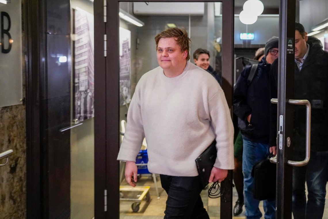 AUF-leder Gaute Børstad Skjervø møter pressen etter Aps sentralstyremøte på Youngstorget og møtet i samarbeidskomiteen mellom LO og Arbeiderpartiet 9. desember 2024. Foto: Gorm Kallestad / NTB AUF-leder Gaute Børstad Skjervø møter pressen etter Aps sentralstyremøte på Youngstorget og møtet i samarbeidskomiteen mellom LO og Arbeiderpartiet 9. desember 2024. Foto: Gorm Kallestad / NTB