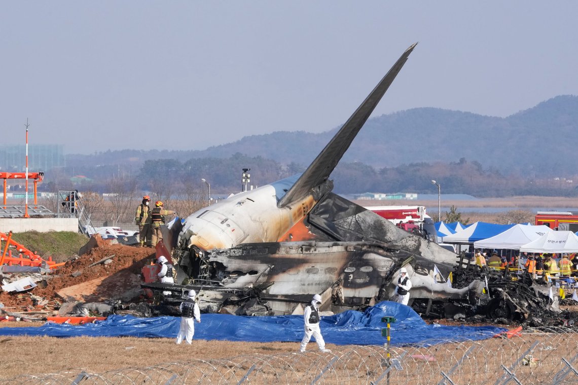 Brannmenn og redningsmannskaper arbeider nær vraket av et passasjerfly på Muan internasjonale lufthavn i Muan, Sør-Korea. Foto: AP /Ahn Young-joon/ NTB Brannmenn og redningsmannskaper arbeider nær vraket av et passasjerfly på Muan internasjonale lufthavn i Muan, Sør-Korea. Foto: AP /Ahn Young-joon/ NTB