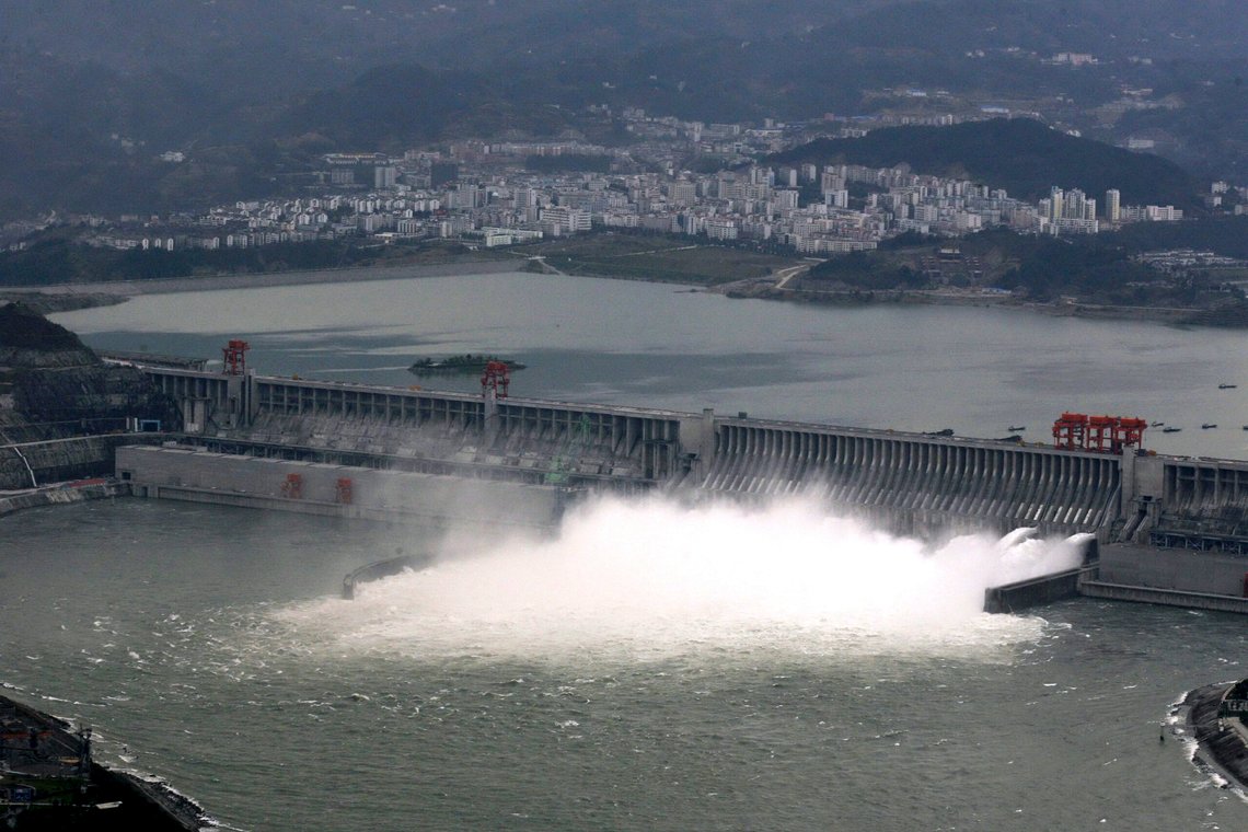 Three Gorges-dammen er i dag verdens største vannkraftverk. Nå vil kineserne bygge enda større. Foto: Chinatopix via AP/NTB Three Gorges-dammen er i dag verdens største vannkraftverk. Nå vil kineserne bygge enda større. Foto: Chinatopix via AP/NTB