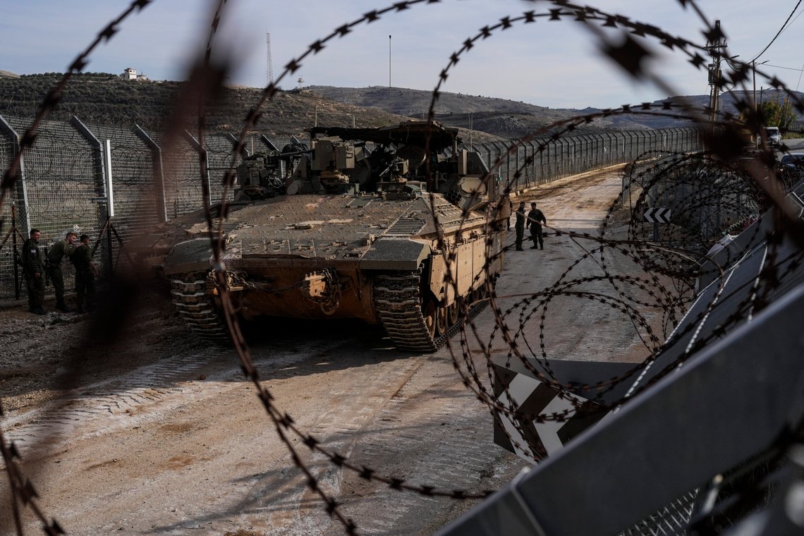 Israelske soldater og pansrede kjøretøyer ved buffersonen mot Syria på de israelsk-annekterte Golanhøydene. De siste dagene har israelske styrker rykket inn i den FN-patruljerte buffersonen. Foto: Matias Delacroix / AP / NTB Israelske soldater og pansrede kjøretøyer ved buffersonen mot Syria på de israelsk-annekterte Golanhøydene. De siste dagene har israelske styrker rykket inn i den FN-patruljerte buffersonen. Foto: Matias Delacroix / AP / NTB