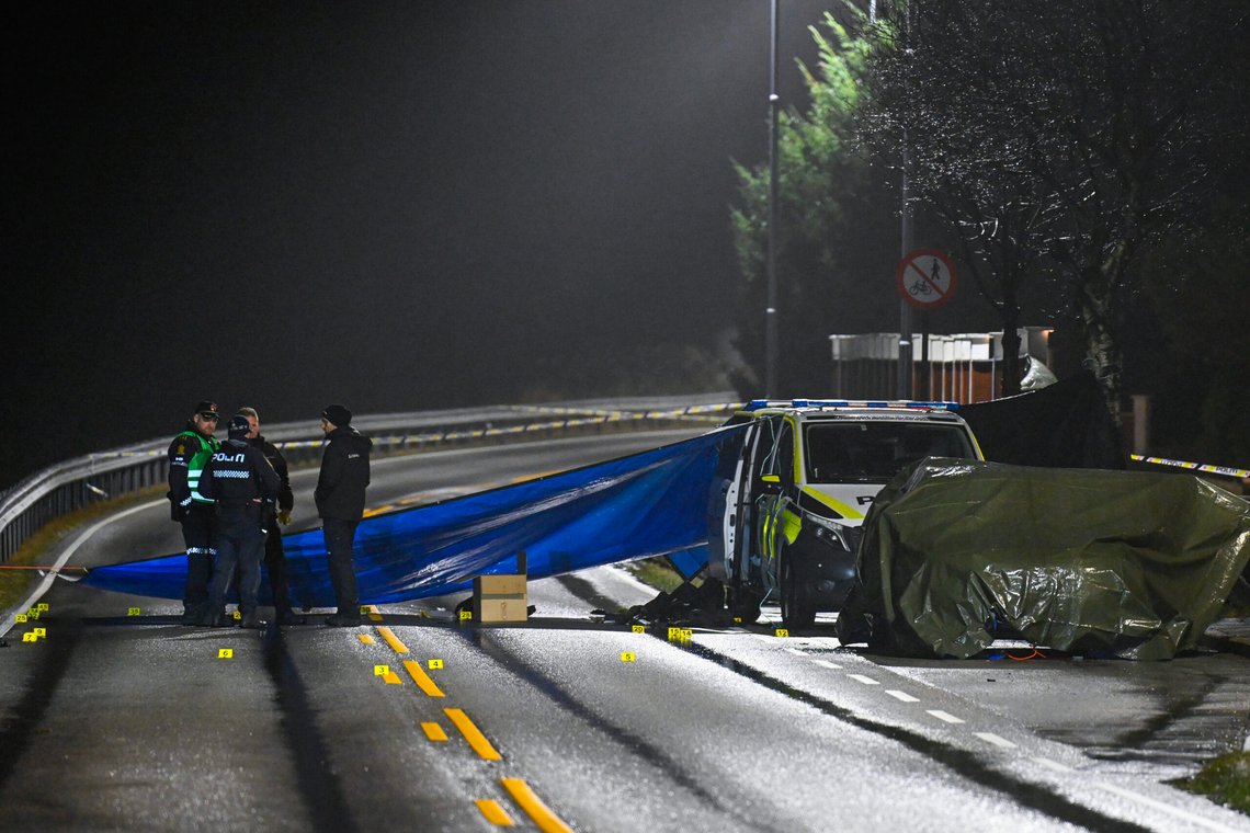 Politiet på åstedet i Klepp i Rogaland der en politimann og en mann i 40-årene ble drept, og en annen politimann skadet, i en skuddveksling natt til lørdag. Foto: Carina Johansen / NTB Politiet på åstedet i Klepp i Rogaland der en politimann og en mann i 40-årene ble drept, og en annen politimann skadet, i en skuddveksling natt til lørdag. Foto: Carina Johansen / NTB