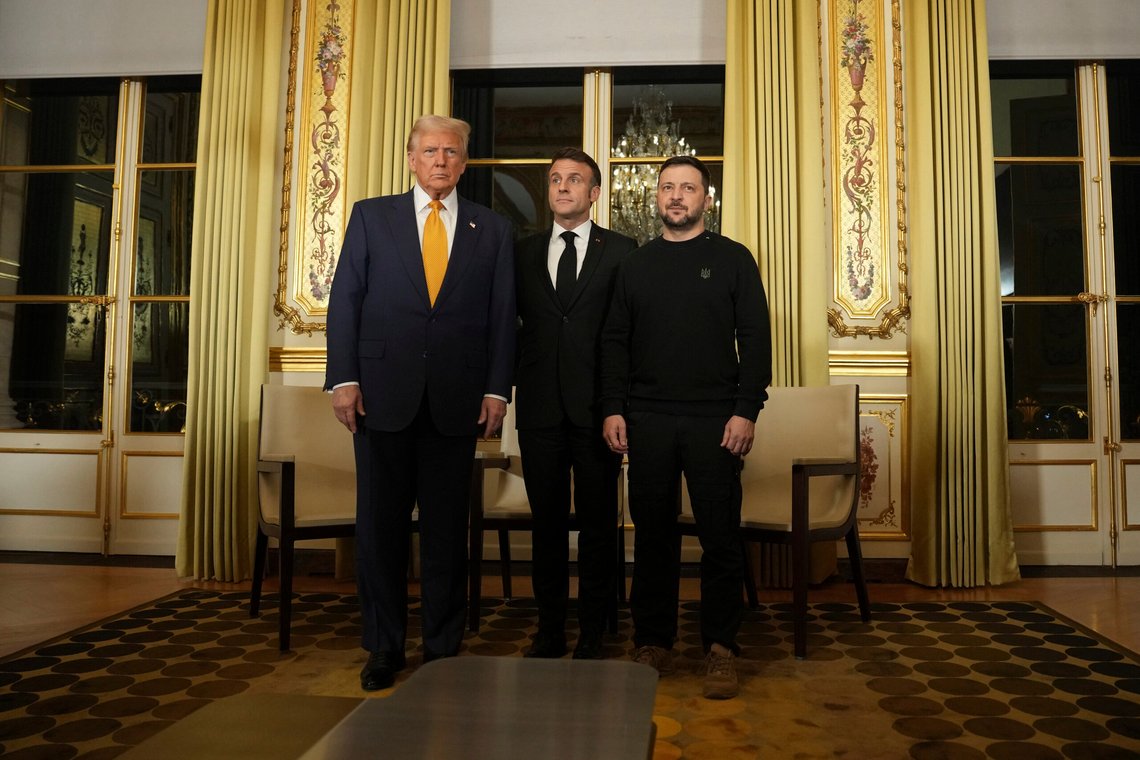 Frankrikes Emmanuel Macron (i midten) sammen med USAs påtroppende president Donald Trump og Ukrainas president Volodymyr Zelenskyj i Paris lørdag. Foto: Aurelien Morissard / AP / NTB Frankrikes Emmanuel Macron (i midten) sammen med USAs påtroppende president Donald Trump og Ukrainas president Volodymyr Zelenskyj i Paris lørdag. Foto: Aurelien Morissard / AP / NTB