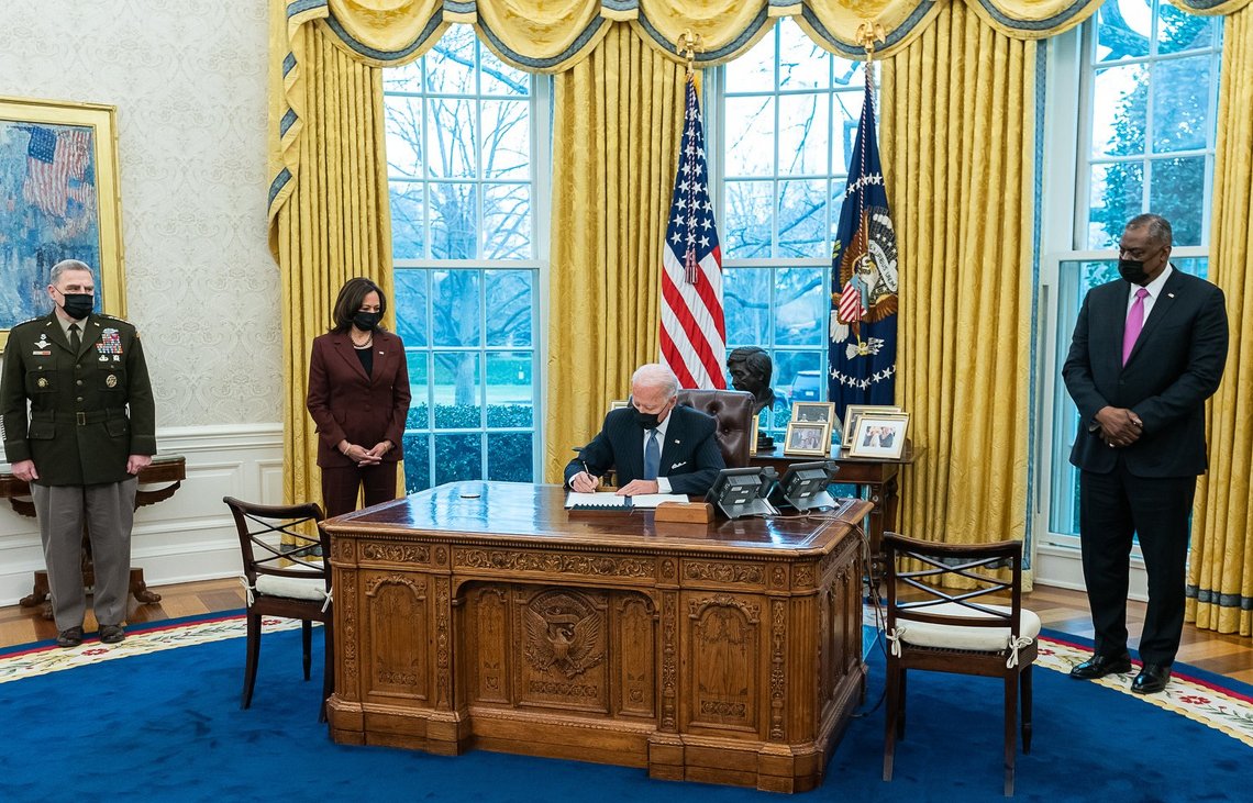President Joe Biden, visepresident Kamala Harris, forsvarsminister Llyod Austin (t.h.) og leder for forsvarssjefene Mark Milley (t.v.) signerer en ordre som opphever forbudet mot at transpersoner kan tjenestegjøre i militæret mandag 25. januar 2021 i Det ovale kontor i Det hvite hus. Foto av Adam Schultz, Wikimedia Commons. President Joe Biden, visepresident Kamala Harris, forsvarsminister Llyod Austin (t.h.) og leder for forsvarssjefene Mark Milley (t.v.) signerer en ordre som opphever forbudet mot at transpersoner kan tjenestegjøre i militæret mandag 25. januar 2021 i Det ovale kontor i Det hvite hus. Foto av Adam Schultz, Wikimedia Commons.