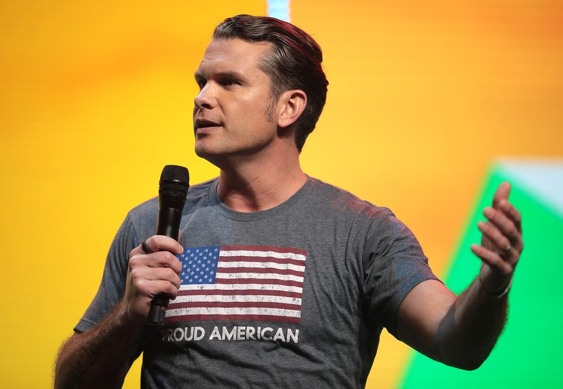 Pete Hegseth snakker med deltakerne på Student Action Summit 2020, som ble arrangert av Turning Point USA på Palm Beach County Convention Center i West Palm Beach, Florida. Foto: Wikimedia Commons av Gage Skidmore. Pete Hegseth snakker med deltakerne på Student Action Summit 2020, som ble arrangert av Turning Point USA på Palm Beach County Convention Center i West Palm Beach, Florida. Foto: Wikimedia Commons av Gage Skidmore.